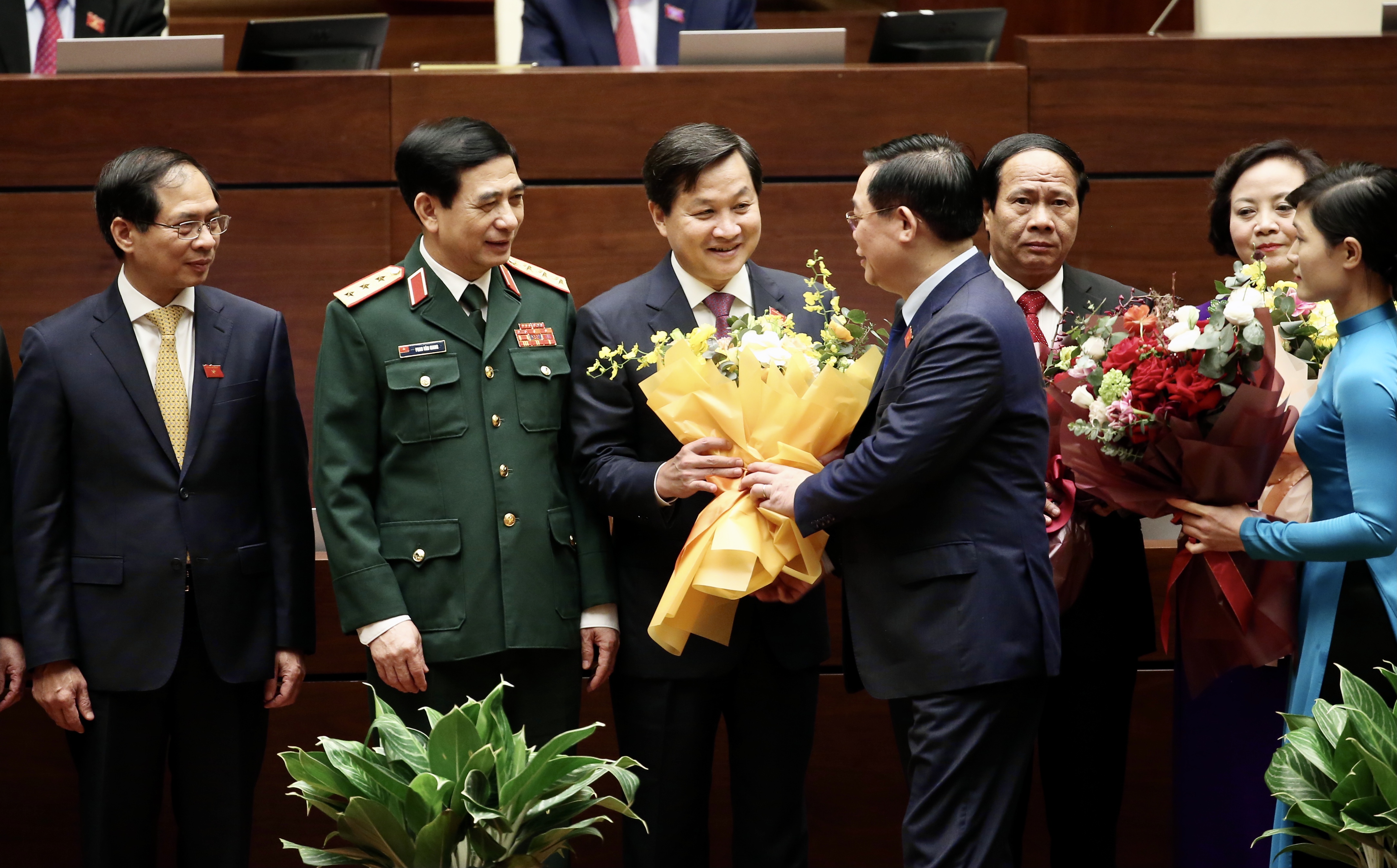 国会批准将黎明慨和黎文诚任命为政府副总理